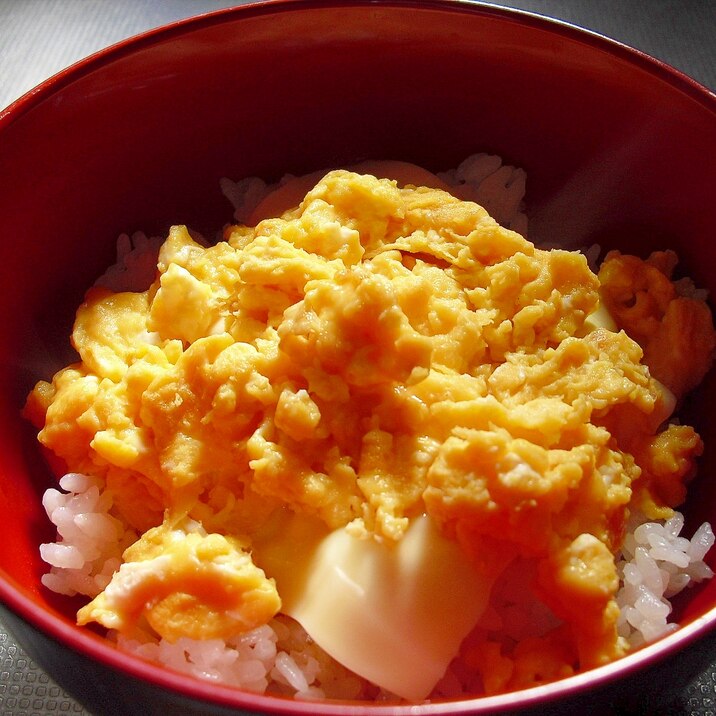 簡単朝御飯♪我が家の“チーズスクランブルエッグ丼”